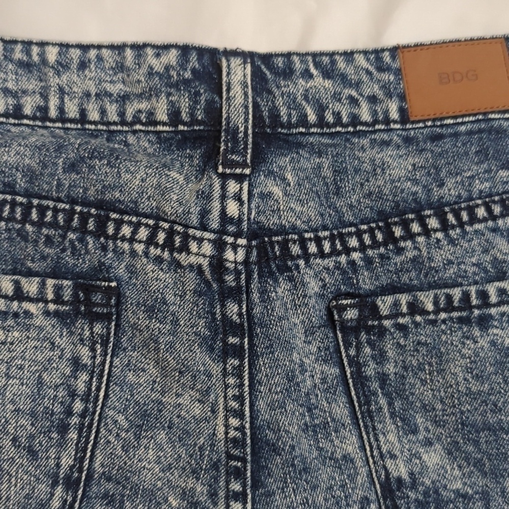 BDG Freja Embellished Mid-Rise Denim Cutoff Short, Color Bandana Wash Size 27 - Picture 13 of 16